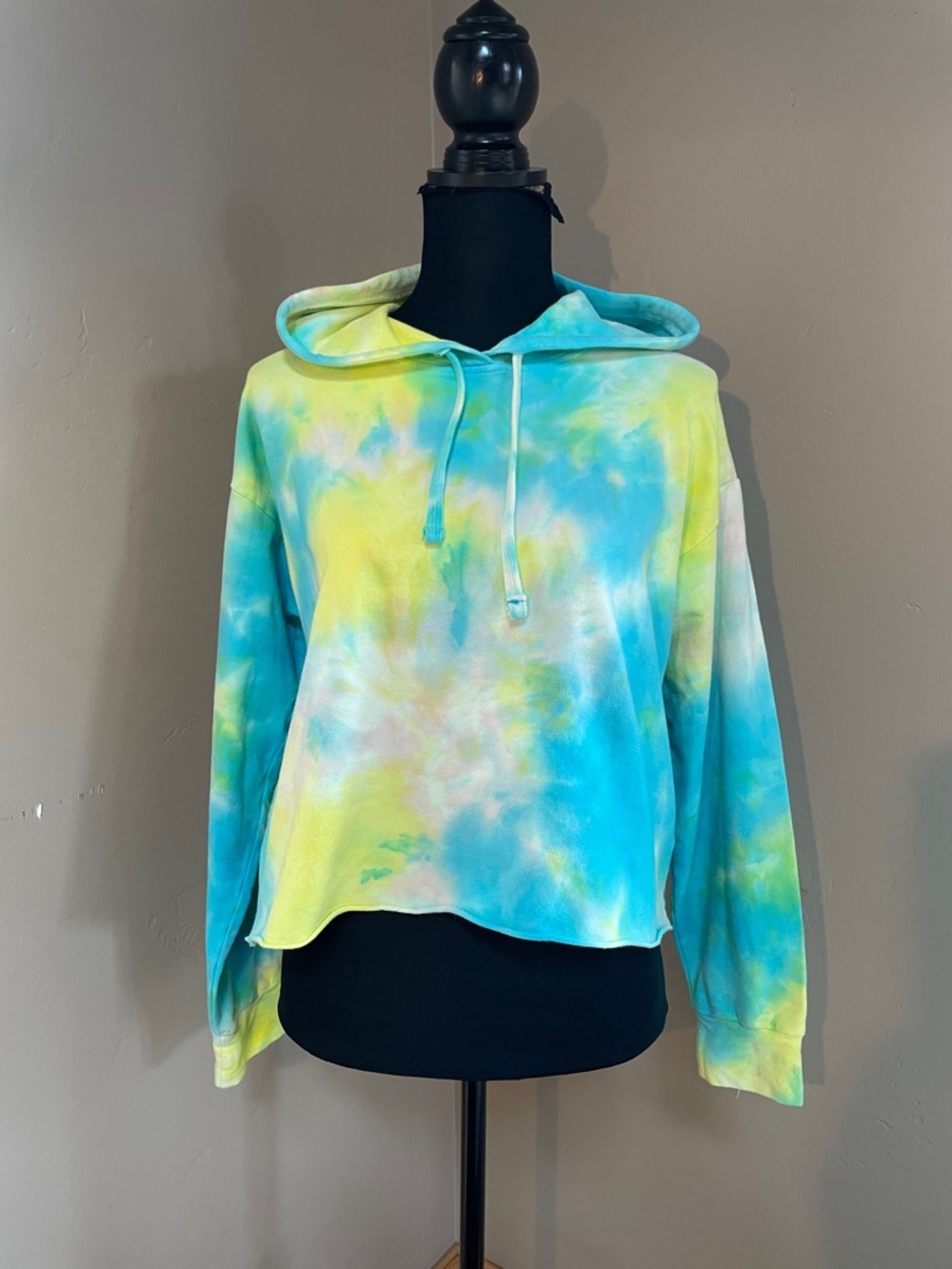 NWT Carbon38 Toe Dye Sweatshirt, Size Medium, Turquoise, yellow, pale pink